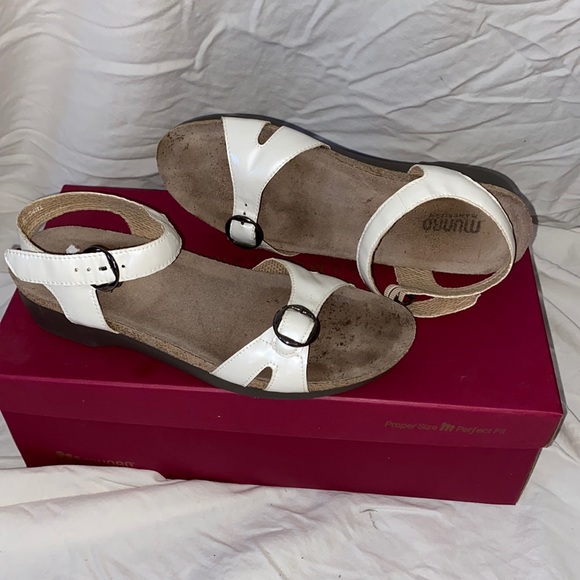 Munro American White Donna Sandals size 8